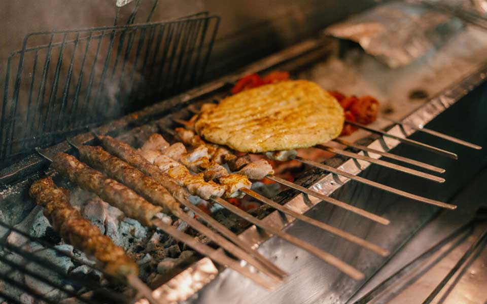 10 Authentic Souvlaki Shops in Piraeus (Map Included)